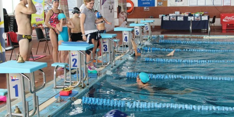 Medio millar de nadadores solidarios se turnaron en el Náutico por una buena causa
