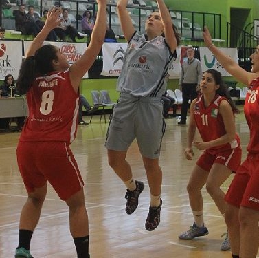 El Celta Selmark recibe en Navia al colista con un ojo puesto en Pontevedra