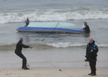 Susto en Samil al volcar una lancha con dos investigadores por un golpe de mar