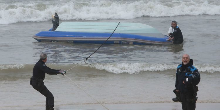 Susto en Samil al volcar una lancha con dos investigadores por un golpe de mar