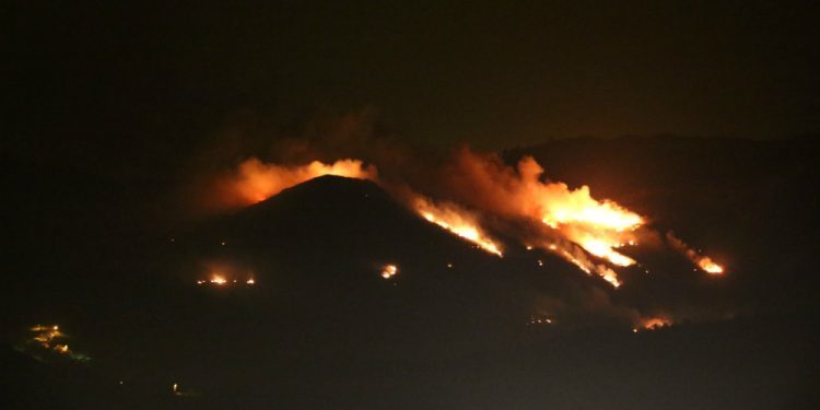 Un incendio todavía activo ya ha quemado más de 20 hectáreas en Covelo