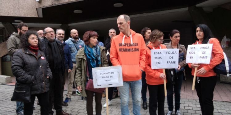 Tres traballadores de Povisa inician unha folga de fame para esixir a readmisión de 13 compañeiros