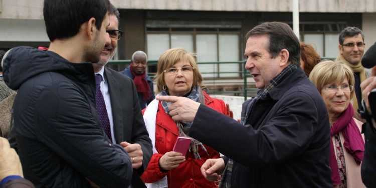 Conducir na Praza do Rei cunhas gafas especiais para simular glaucoma