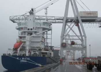 Los muelles de Guixar, Arenal y Bouzas, a pleno rendimiento con portacontenedores y portacoches