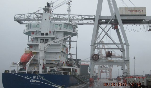 Los muelles de Guixar, Arenal y Bouzas, a pleno rendimiento con portacontenedores y portacoches