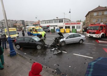 Cuatro heridos en un aparatoso accidente en Samil al chocar frontalmente dos vehículos