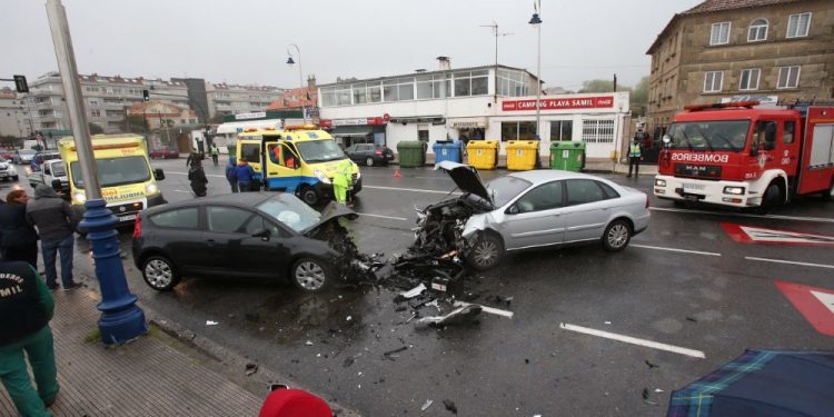 Cuatro heridos en un aparatoso accidente en Samil al chocar frontalmente dos vehículos