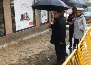 A rúa Girona terá un cargador externo para dispositivos electrónicos