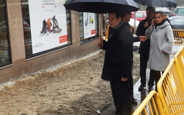 A rúa Girona terá un cargador externo para dispositivos electrónicos