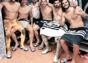 Charles da en la diana a tiempo