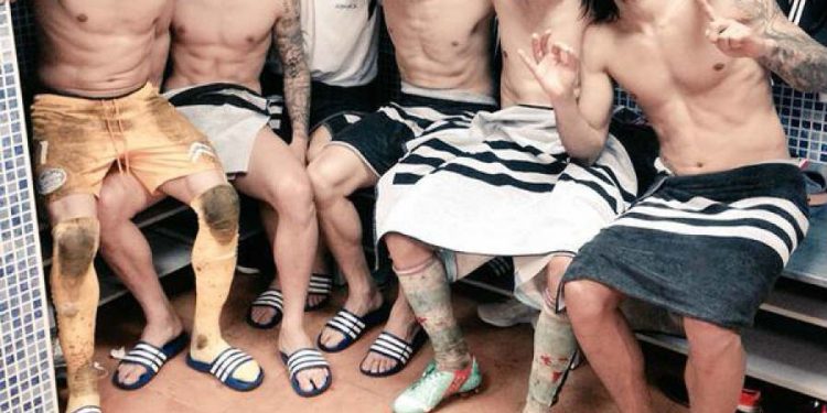 Charles da en la diana a tiempo