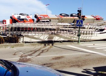 Vuelca un camión de bomberos en Pontevedra durante la fiesta del patrón