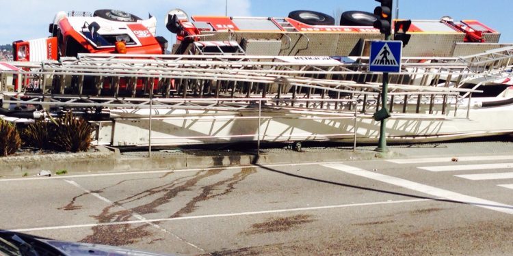 Vuelca un camión de bomberos en Pontevedra durante la fiesta del patrón