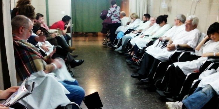 Los sindicatos denuncian que el caos en Urgencias se agrava con 50 pacientes a la espera de cama en el Xeral y en el Meixoeiro