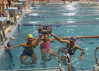 Un chapuzón previo a las 24 horas de natación solidaria del Náutico