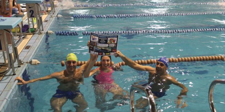 Un chapuzón previo a las 24 horas de natación solidaria del Náutico