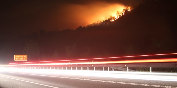 Incendio forestal de grandes dimensiones en Moaña