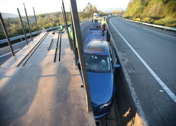 Cortado un carril de la AP-9 por un accidente con dos camiones implicados