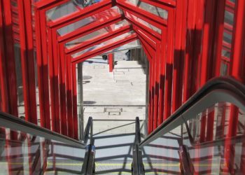 Las escaleras mecánicas de Porta do Sol reabren con cubierta