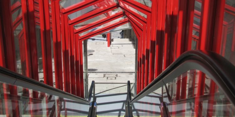 Las escaleras mecánicas de Porta do Sol reabren con cubierta