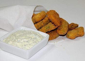 Nuggets de aguacate con salsa de lima y cilantro