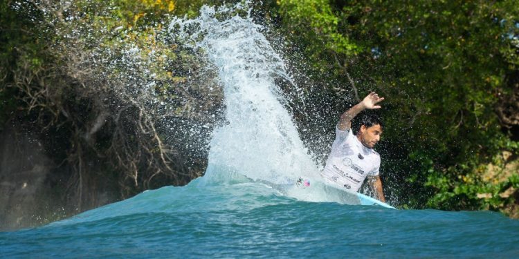 Hodei Collazo, único español clasificado para el round 4 de Martinique Surf Pro