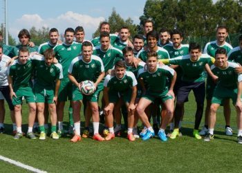 Ben Fisk ya tiene el balón con el que hizo el ‘hat-trick’ al Tropezón