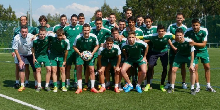Ben Fisk ya tiene el balón con el que hizo el ‘hat-trick’ al Tropezón