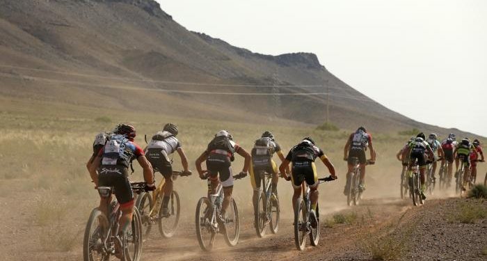 Óscar Pereiro se despide de la general tras sufrir un pinchazo