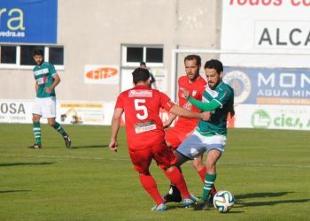 Un ‘hat-trick’ de Ben Fisk acerca al Coruxo a la permanencia (1-3)