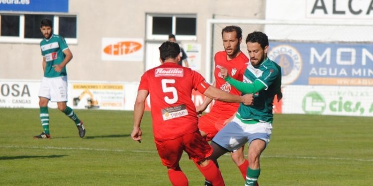 Un ‘hat-trick’ de Ben Fisk acerca al Coruxo a la permanencia (1-3)