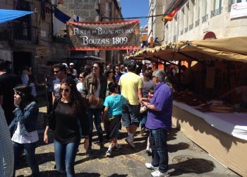 Miles de personas viajan a 1809 en Bouzas