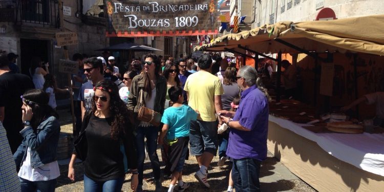 Miles de personas viajan a 1809 en Bouzas