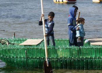 El milagro de construir un bote con botellas plásticas en Gaza