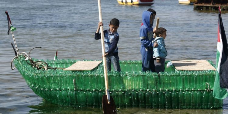 El milagro de construir un bote con botellas plásticas en Gaza