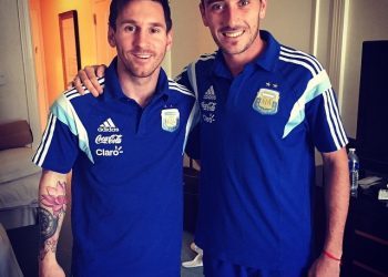 Todos pendientes del pie de Messi