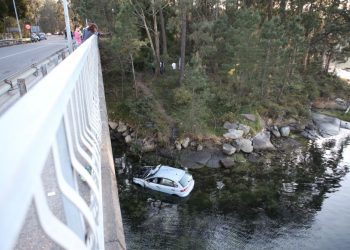 Herida una mujer y dos niños al caer su coche al agua en Vilanova