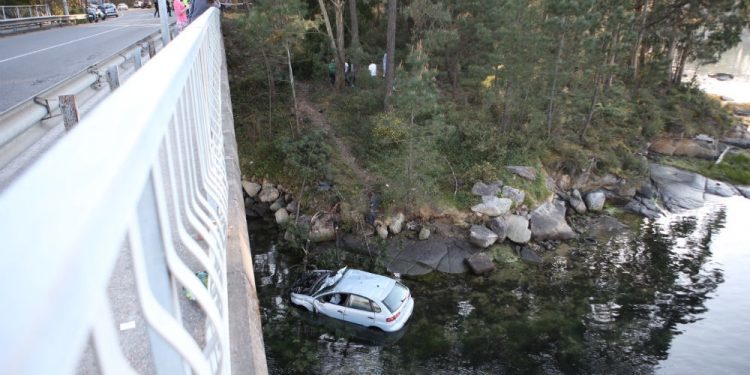 Herida una mujer y dos niños al caer su coche al agua en Vilanova