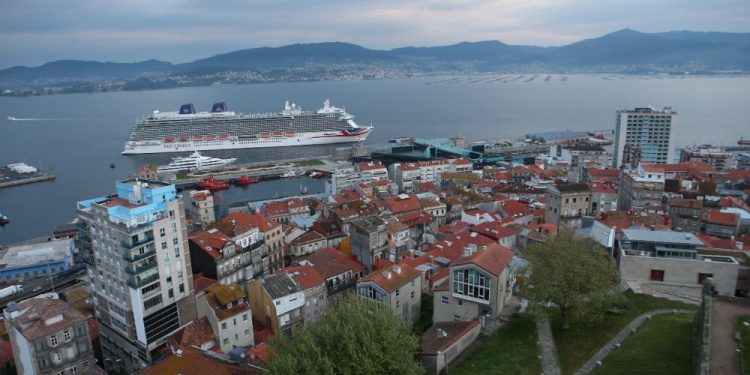 El “Britannia” surca por primera vez la Ría de Vigo