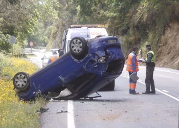 Aparatoso accidente con heridos en la carretera Moaña-Marín