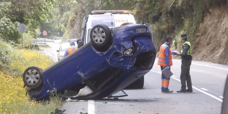 Aparatoso accidente con heridos en la carretera Moaña-Marín