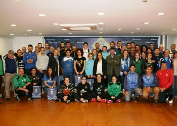 La Diputación surte de material deportivo a las escuelas de balonmano