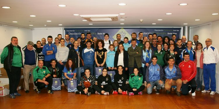 La Diputación surte de material deportivo a las escuelas de balonmano