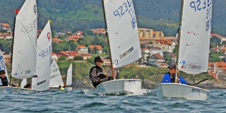 Moreno, en Optimist, y Simón y Carneiro, en Cadete, lideran el Trofeo Baitra en Baiona