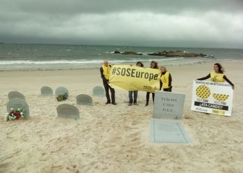 Amnistía Internacional «entierra» en Samil a los náufragos del Mediterráneo