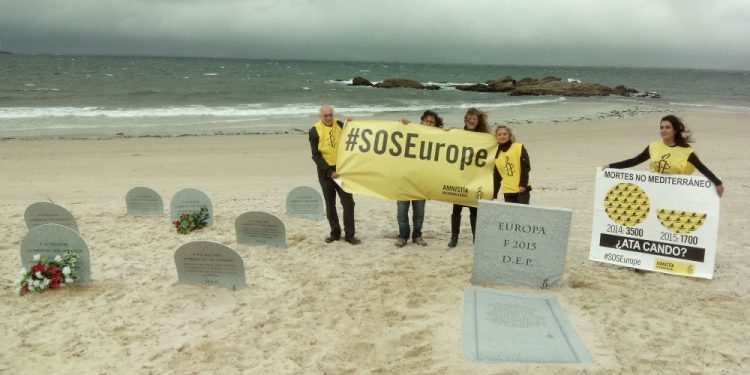 Amnistía Internacional «entierra» en Samil a los náufragos del Mediterráneo