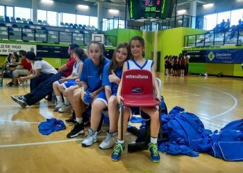 Un balón de baloncesto y una silla roja