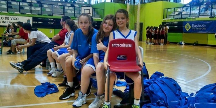 Un balón de baloncesto y una silla roja