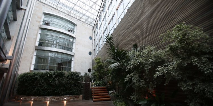 Vigo recupera el jardín del Centro Social como plaza pública