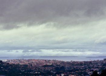 Lluvia y viento en Vigo; precaución en la carretera